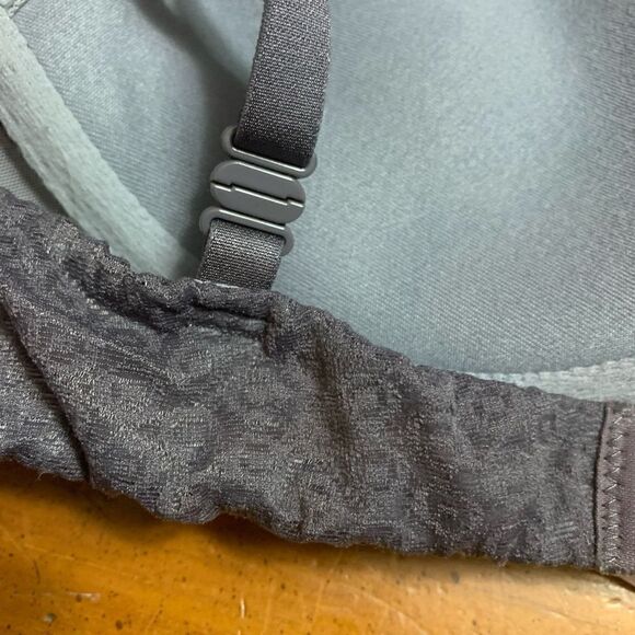 Victoria’s Secret Gray with Overlay Plunge Bra size 34B - Picture 5 of 7